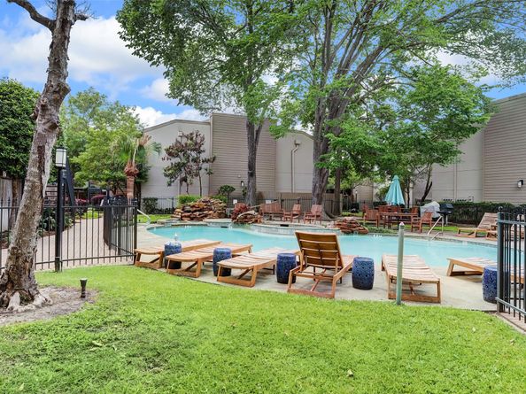 1100 Augusta Drive 24, Houston TX 77057