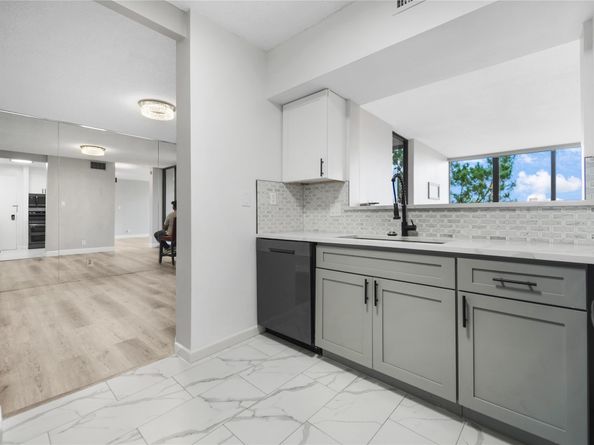 5001 Woodway Drive 705, Houston TX 77056