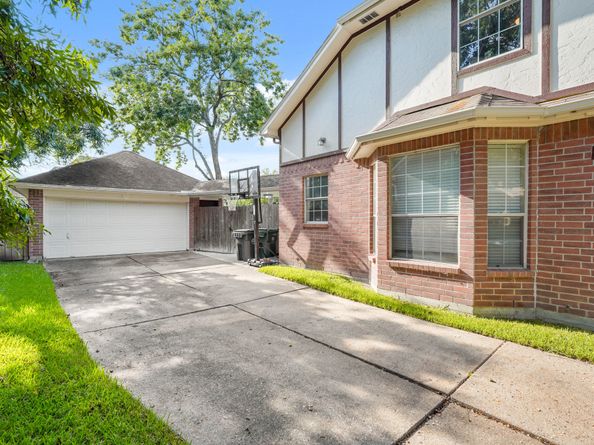1017 Oak Knoll Court, Sugar Land TX 77498
