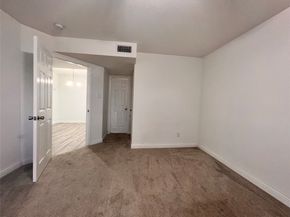 3005 Walnut Bend Lane 32, Houston TX 77042