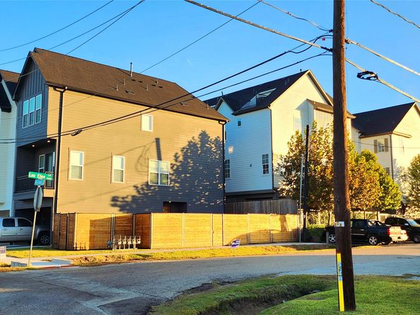 2233 Lou Ellen Lane, Houston TX 77018