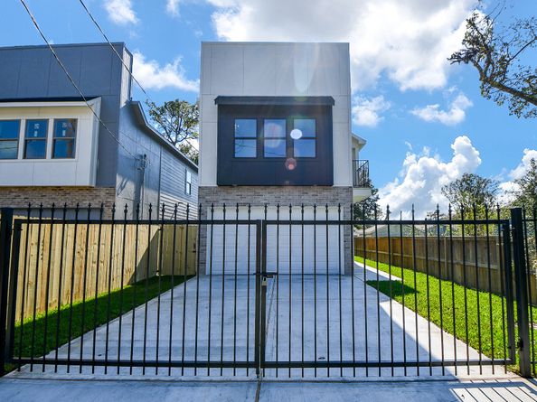 90 Burress Street A, Houston TX 77022