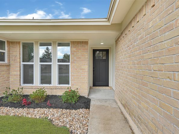 5718 Longforest Drive, Houston TX 77088