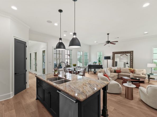 41 N Bay Boulevard, The Woodlands TX 77380