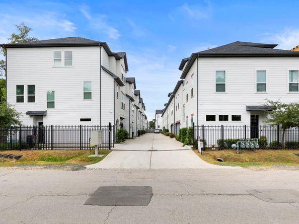 846 Wakefield Drive B, Houston TX 77018