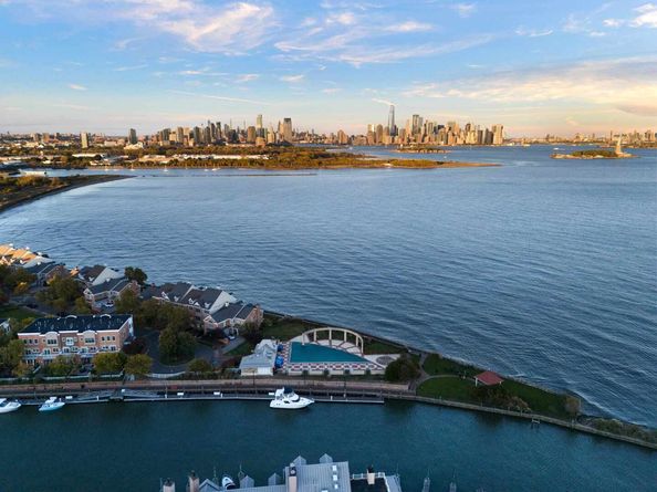 208 Shearwater Ct West 31, Jersey City NJ 07305